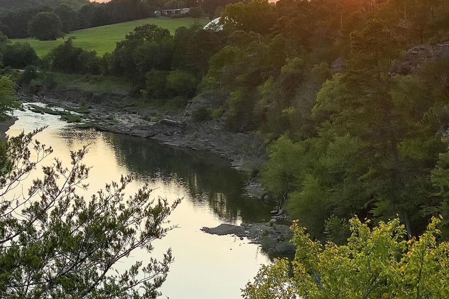 Blufftop views accessed via trails, sunrise and sunsets, see for miles in 3 directions!