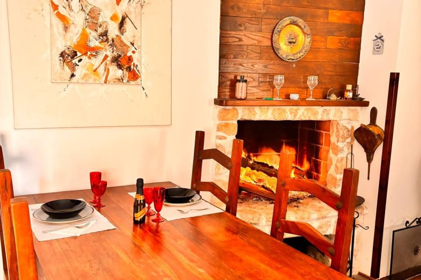 TAVOLO E CAMINO NEL SOGGIORNO